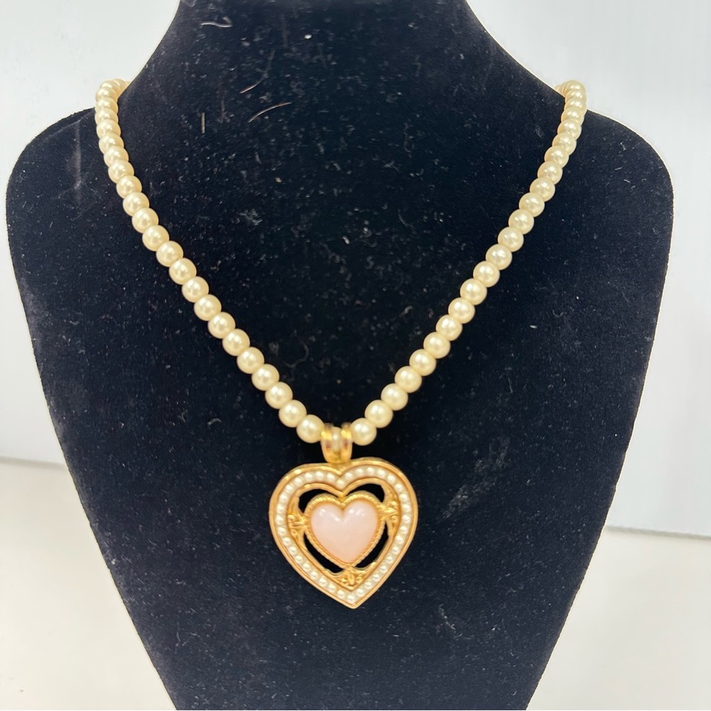 Vintage Avon Faux White Pearl Strand w/Pink Heart Pendant Goldtone Neckl…